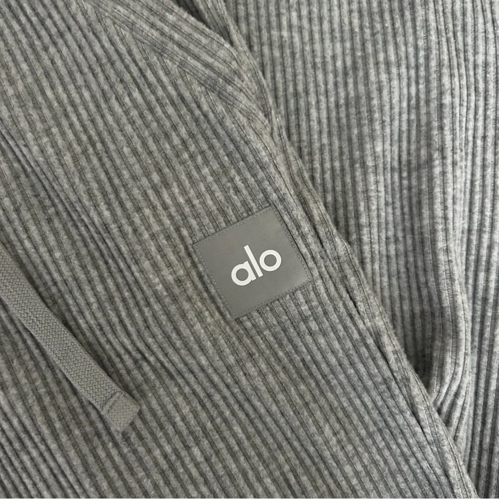 Alo Yoga Muse Set - Hoodie & Sweatpants - Athletic Heather Grey - Medium - Picture 7 of 9